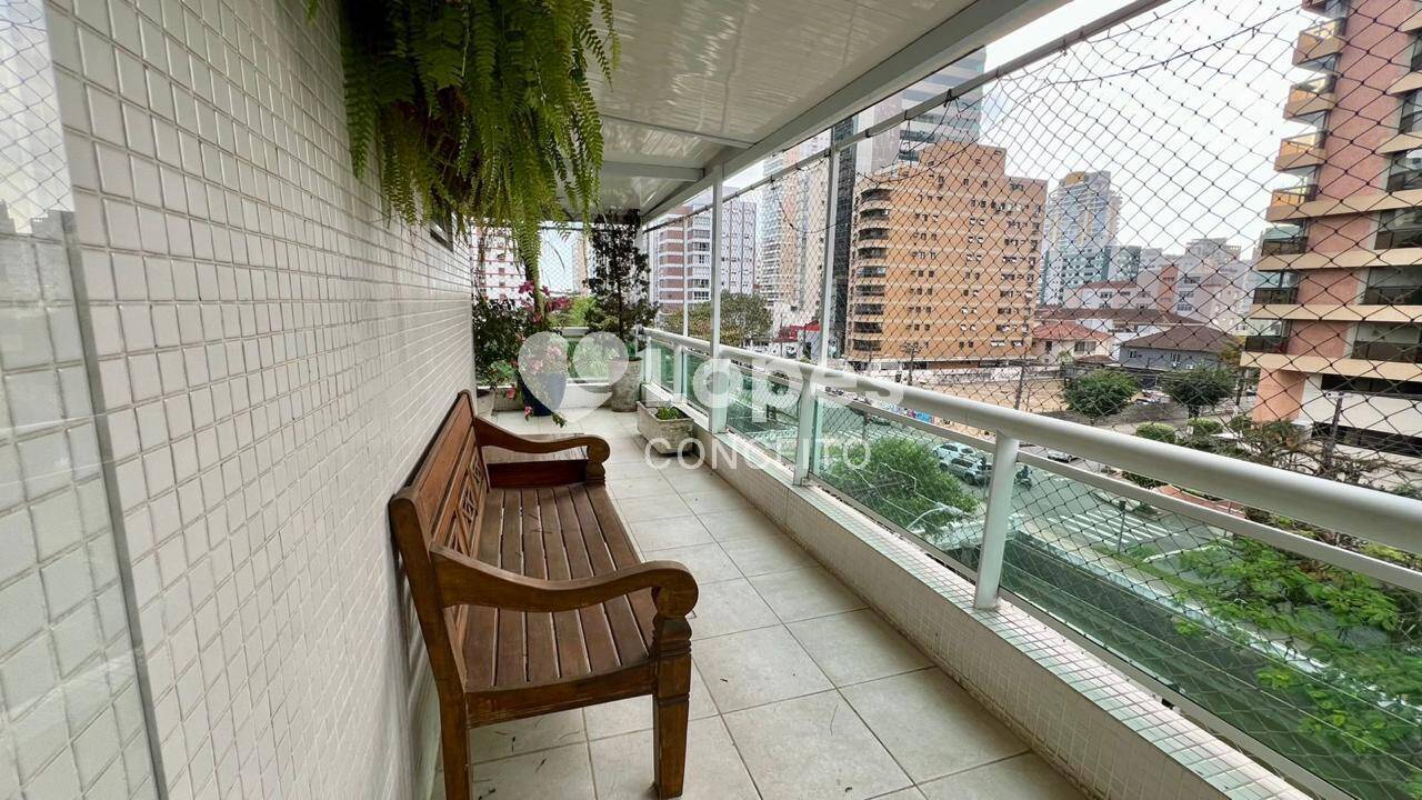 Apartamento à venda com 3 quartos, 222m² - Foto 4