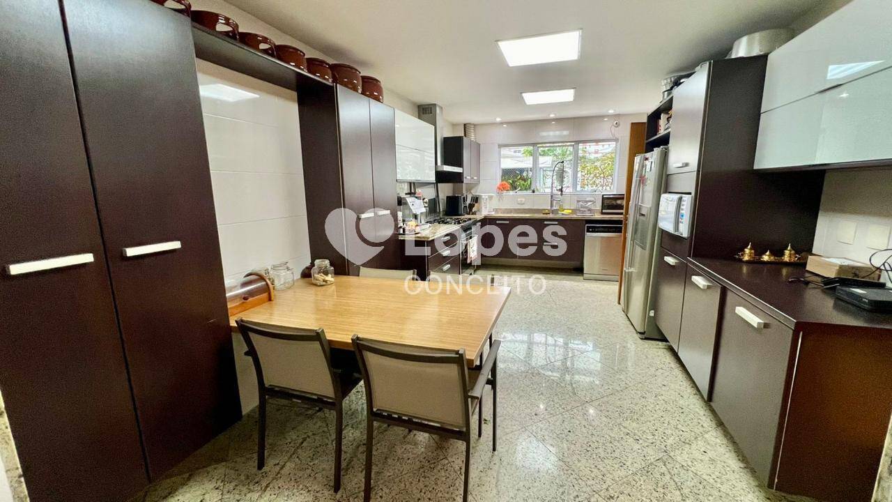 Apartamento à venda com 3 quartos, 222m² - Foto 16